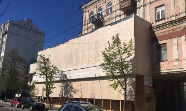 Під житловим будинком у центрі Києва вирили величезну прірву, налякавши людей: "з'явилися тріщини і..."