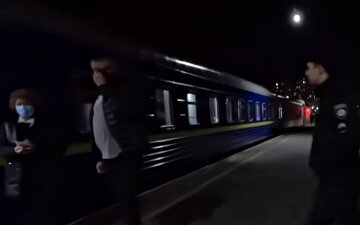 Жінка залишила записку і кинулася під поїзд в Одесі: що сталося
