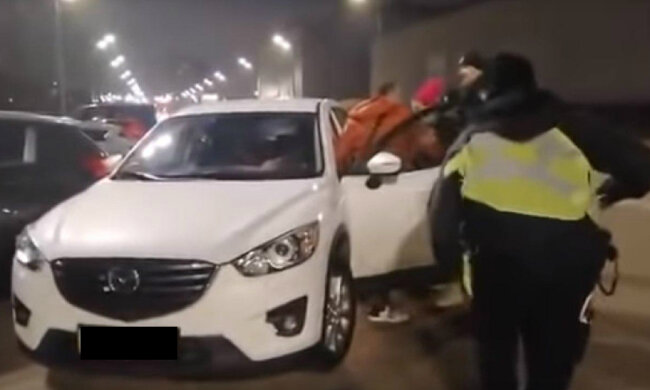 У Києві патрульні жорстко покарали зухвалого водія, відео: "Переїхав ногу"