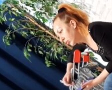 "Ничего, скоро вас всех не будет": в Одессе женщина набросилась на кассира из-за украинского языка, видео