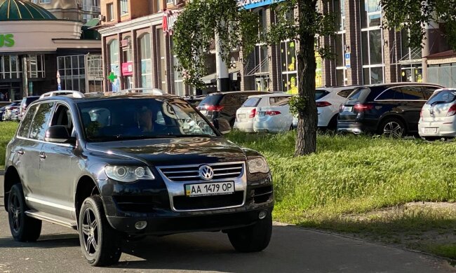 Дебошир побив велосипедиста, який заважав їхати по тротуару в Києві: кадри інциденту