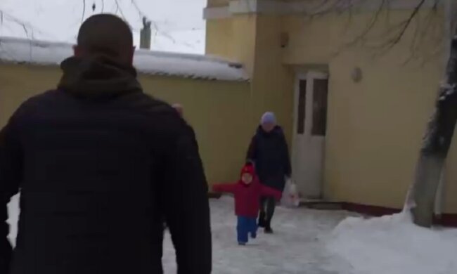 Не бачились з лютого: зустріч захисника "Азовсталі" з родиною зворушує до сліз