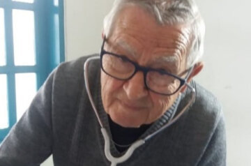 "Буду работать, пока смогу": 92-летний врач бесплатно помогает бедным детям