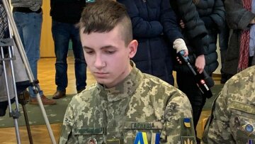 Путинские пропагандисты унизили 16-летнего сына "киборга": пугающие фото