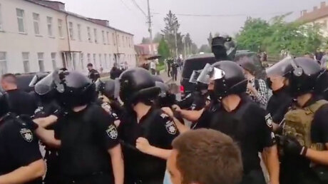 Стоп реваншу: под Ровно Илью Киву в окружении «титушек» забросали яйцами
