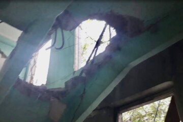 Окупанти вдарили по житлових будинках та лікарні на Дніпропетровщині: кадри руйнувань та подробиці