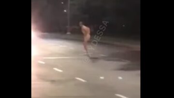 "Скакав через вітрини": роздягнений чоловік на одній нозі влаштував переполох в Одесі, відео