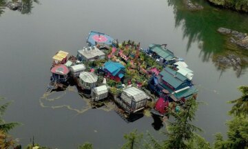 Канадська сім’я живе у плавучому будинку-острові (фото, відео)