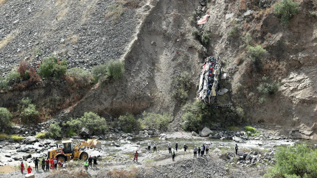 Автобус з людьми впав у прірву з висоти 300 метрів, десятки жертв: кадри і деталі трагедії