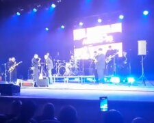 Лідер "Ляпис Трубецкой" побив глядача на концерті в Полтаві, скандальні кадри: "Як ти сюди потрапив?"