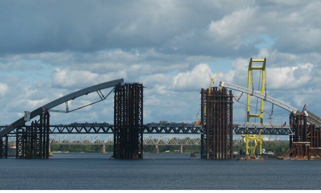 В Киеве горит Подольский мост (видео)