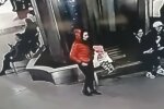 Привела мама и сказала ждать: маленькую Сашу оставили без присмотра в ТЦ, что известно