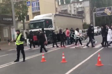 Одесситы восстали против отключения света, воды и отопления, дорога заблокирована: видео