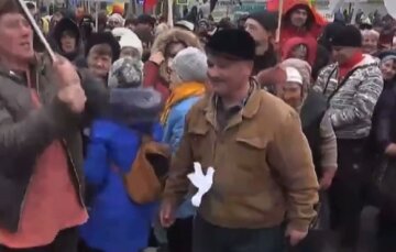 Кремль раскачивает протесты в Молдове, митингующие устраивают потасовки с полицией - видео