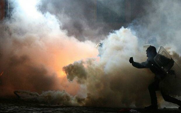 Дим, протест, натовп, поліція