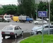 Потрійна ДТП у Харкові потрапила на відео: "автомобіль перекинувся на бік і..."
