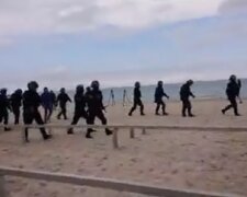 Зіткнення одеситів з силовиками почалися на пляжі: відео заворушень