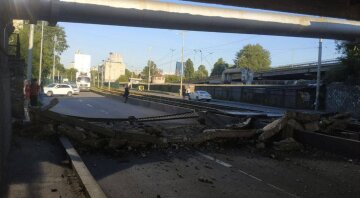 в Киеве упал мост