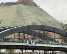 Від мостів до футбольних трибун: Європу охопили антипутінські акції