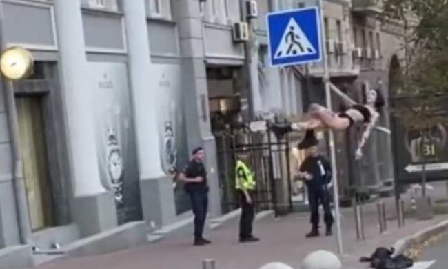 "Застрибнула на дорожній знак": дівчина влаштувала сміливі танці в білизні і черевиках, відео