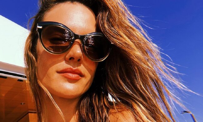 Соблазнительный ангел Victoria’s Secret изумила видом в мокром бикини: "Поцелованная солнцем"