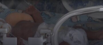 Юна українка народила у вуличному туалеті, батьки нічого не знали про вагітність: дитину намагаються врятувати