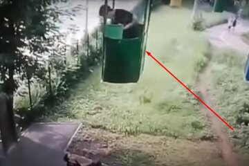 В Харькове парень выпал из кабины канатной дороги под колеса авто: момент попал на камеру