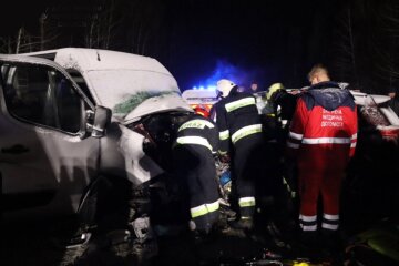 Автобус з пасажирами потрапив у ДТП на українській трасі: дитина серед постраждалих, фото