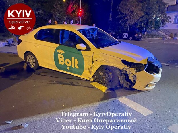 Такси попало в ДТП, водитель во всем винит пассажирку: кадры и подробности аварии