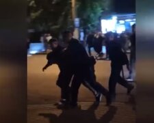 Бійка зав'язалася на День Одеси, молоді люди вигукували гімн і не тільки: відео затримання