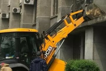 У Харкові дитина забралася на козирок багатоповерхівки, фото: "довелося знімати за допомогою..."