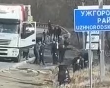 На Закарпатье дальнобойщики устроили массовую драку посреди дороги: потасовка попала на видео