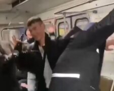 У метро Києва пасажири влаштували "дикі танці" під баян: те, що відбувалося зняли на відео