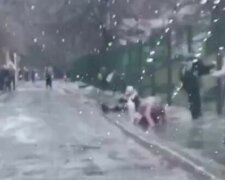 Выпал снег и пошел ледяной дождь: кадры погодных "сюрпризов" в Одесской области