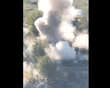 ВСУ уничтожили ангар с техникой оккупантов, видео: россияне отчаянно пытались спасти