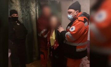 Нічого не їла і не ходила до школи: у Києві поліцейські відібрали у горе-матері дитину, відео