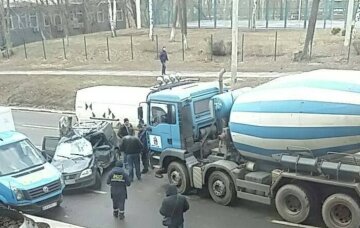 В Харькове произошло масштабное ДТП, бетономешалка раздавила авто: кадры аварии