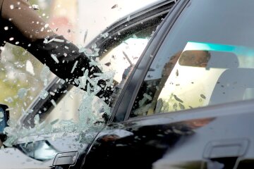 Ограбление-авто-через-окно