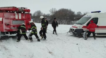 Низка НП сталася на Харківщині через негоду: рятувальники кинули всі сили, кадри