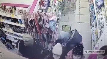 "Может кто-то узнает их": в Харькове наглые воровки попали на камеру видеонаблюдения, кадры