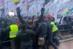 Розлючені українці пішли на штурм Ради, силовики ледь стримують опір: кадри того, що відбувається