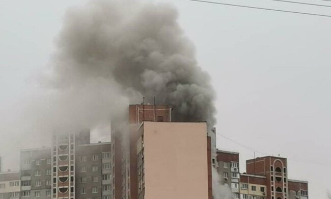 Огонь охватил 16-этажку в Киеве, идет массовая эвакуация людей: кадры ЧП