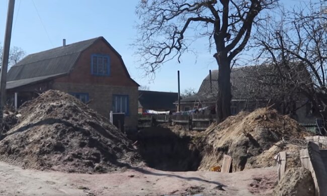 "Прикривалися будівлями мирних": окупанти навмисно розміщували свою техніку у дворах жителів