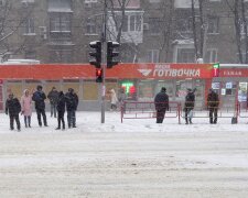 Одесситов грабят на остановках общественного транспорта: "подъезжают на мопедах"