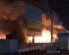 Масштабный пожар возле газовой заправки в Одессе: момент взрыва попал на камеру