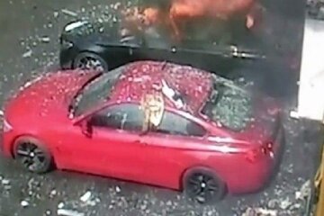 Палає будинок для багатіїв у центрі столиці, вогонь перекинувся на автомобілі: є жертви
