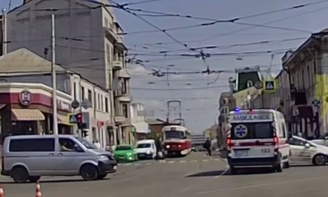 У Харкові авто швидкої влетіло в патрульних: момент аварії потрапив на відео