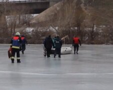 Под Киевом рыбаков унесло на льдине на полтора километра: кадры и подробности с места