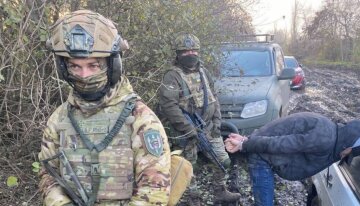 "Сбывал трофеи на черном рынке": на Николаевщине задержали предателя, торговавшего оружием