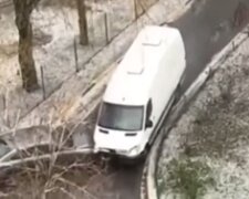 Под Киевом микроавтобус "протаранил" шесть машин: водитель сбежал, видео ДТП